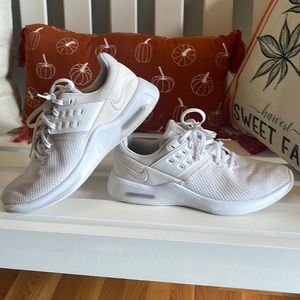 Women’s Nike Air Max Bella TR 4 Size 9